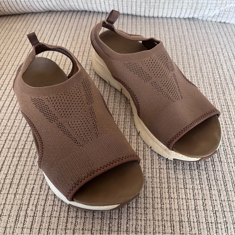 Skechers EUC Arch Fit City Catch Size 7 Tan Women's Sandals with White Sole - Picture 2 of 4